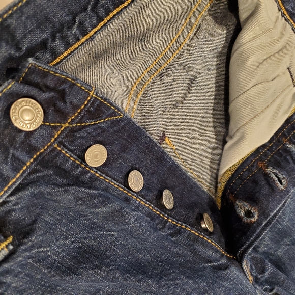 Levis 501's in a dark wash. 32W - Picture 7 of 11